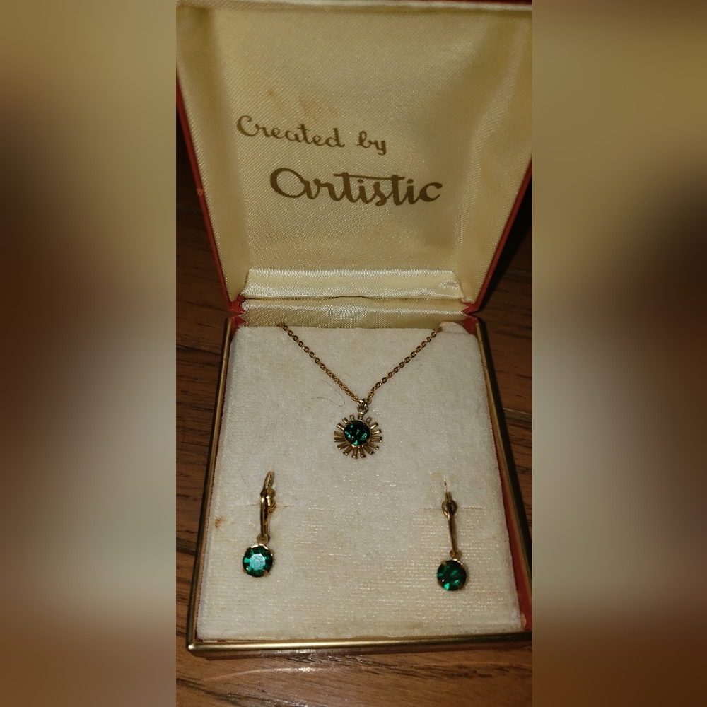 Vintage Emerald gold tone earing and necklace set Created by Artistic